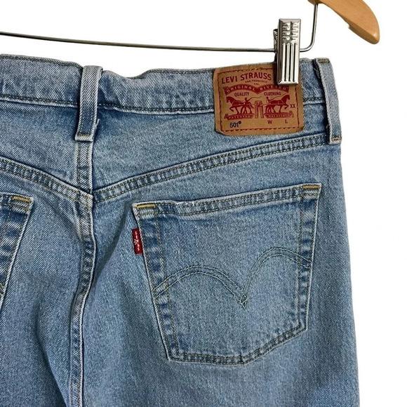 Levis Light Wash W29 L28 Womens Denim Jeans Cutoff Frayed Hem Blue Solid Pattern - Picture 6 of 10